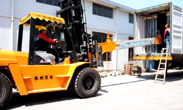杭州叉車|玻璃行業(yè)，叉車串桿屬具卸貨實(shí)拍案例