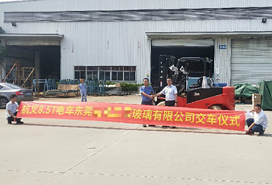 叉車搬運玻璃？要輕拿輕放！